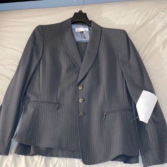 Tahari Jackets & Blazers - Women’s Suit jacket with skirt